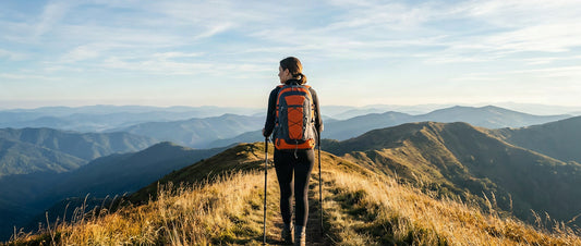 Randonneuse portant un sac à dos de randonnée femme léger sur un sentier de crête en automne