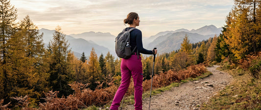 Randonneuse en pantalon de randonnée déperlant femme sur un sentier de montagne en automne