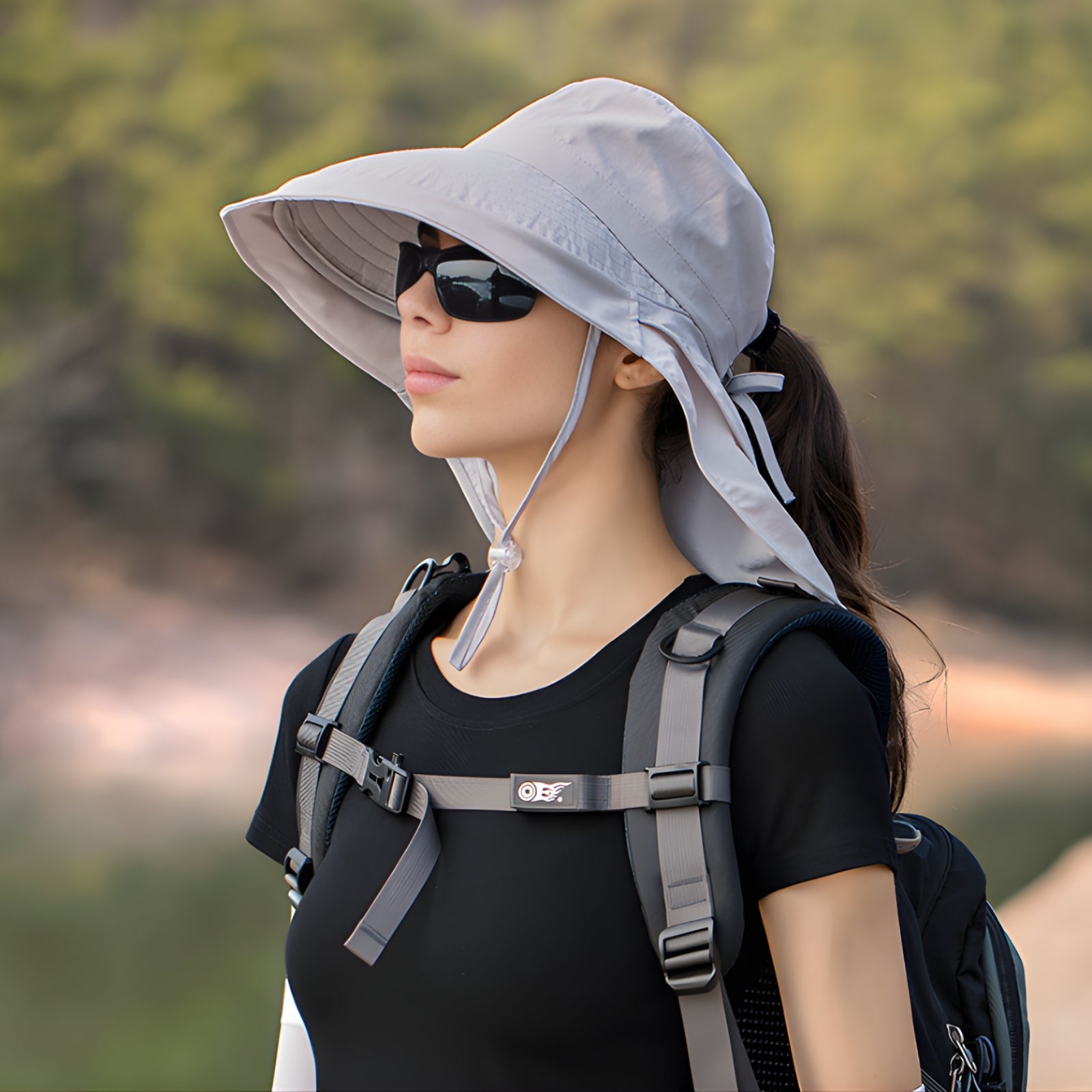 Chapeau Soleil Randonnée Femme portée à la main - Bleu Marine - Gris - Lavande - Gris Clair - Taupe - Beige - Noir - Rose Pâle - Camel - Bleu Ciel