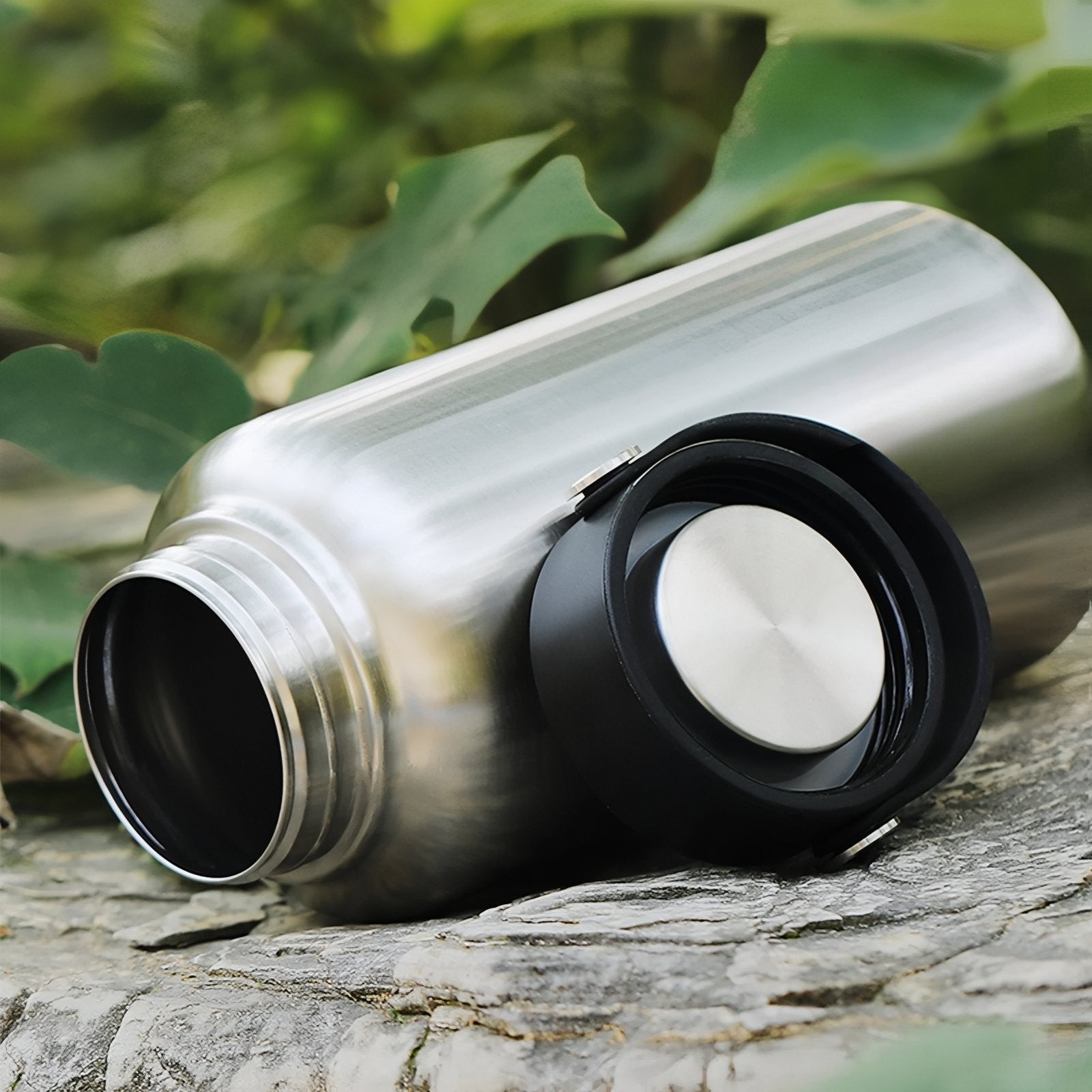Gourde Inox Avec Tasse Intégrée gros plan bouchon ouvert - Gourde Seule - Gourde et Tasse 1 - Gourde et Tasse 2
