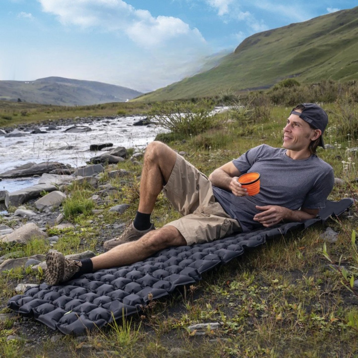 Matelas Gonflable 1 Personne Pour Camping mise en situation extérieure - Vert Sauge - Gris Anthracite