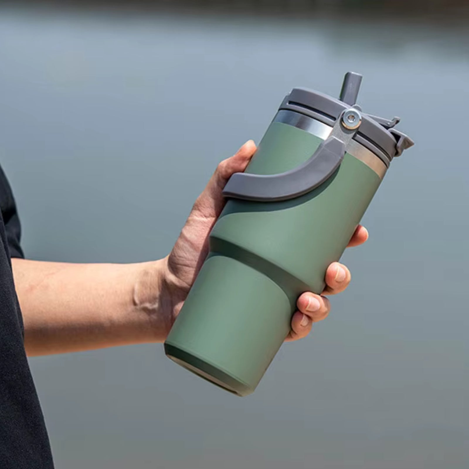 Mug Isotherme Avec Bec portée à la main - Vert Sauge - Orange Brûlé - Noir Mat - Turquoise Foncé - Blanc et Noir - Violet Clair