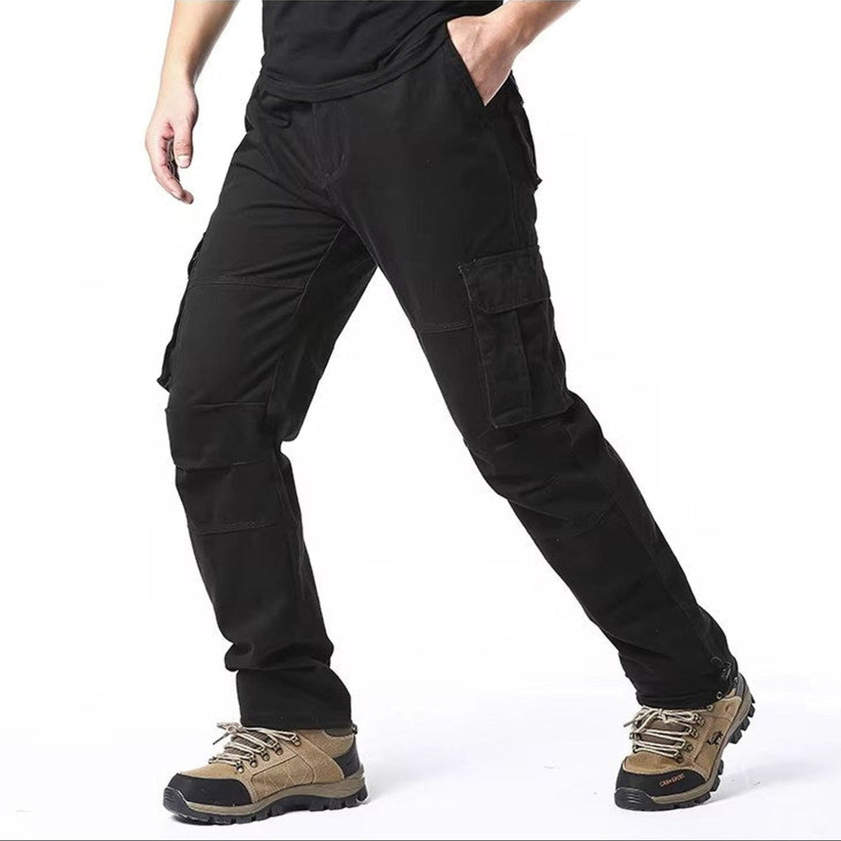 Pantalon cargo randonnée homme noir, détail porté jambes et poches