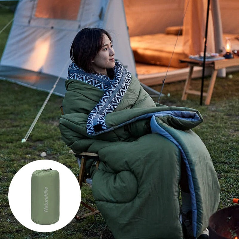 Sac de Couchage Coton Naturehike L150 utilisé en couverture autour d'un feu de camp