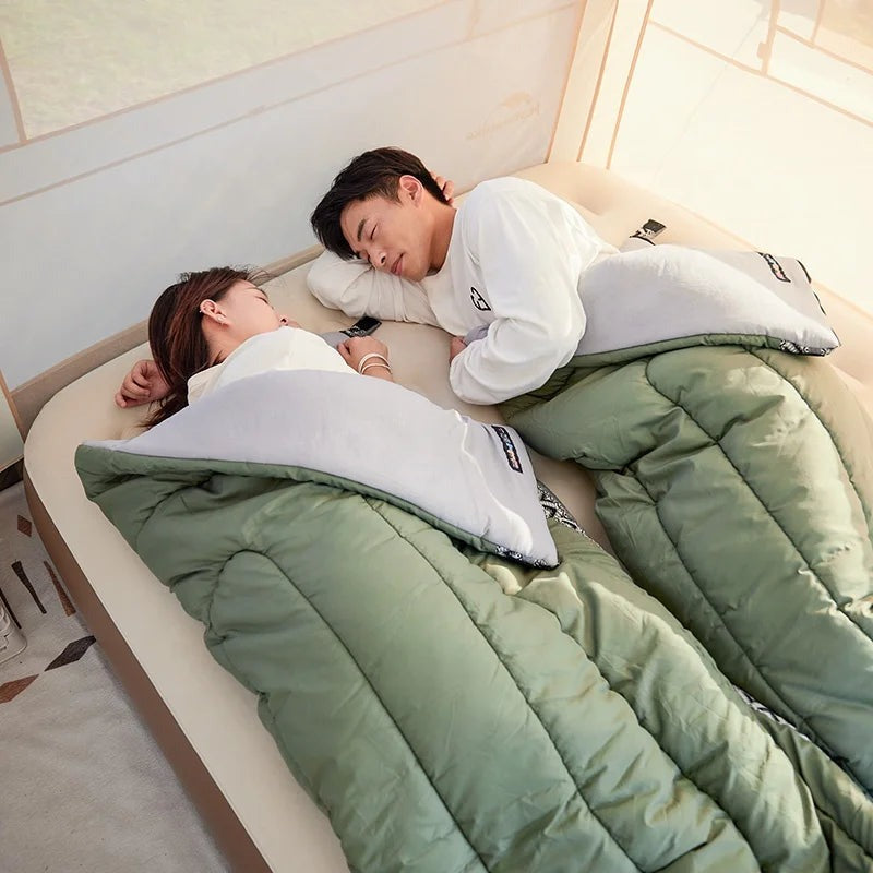 Sac de Couchage Coton Naturehike L150 couple endormi en duo dans une tente, sacs zippés ensemble